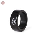 Bijou de gland avec symbole Biohazard marquant