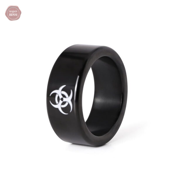 Bijou de gland avec symbole Biohazard marquant