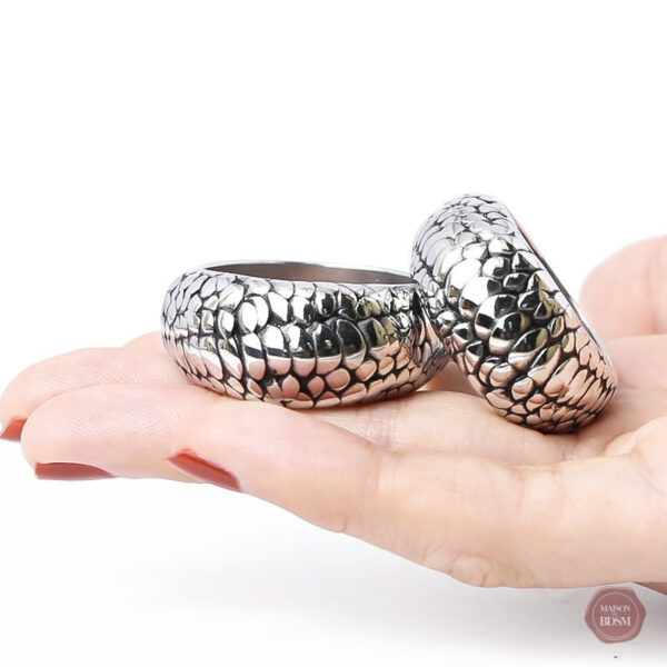 Bague unique en acier et or avec motif dragon