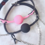 Accessoire de bondage : bâillon boule pour jeux érotiques