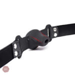 Accessoire de soumission : bâillon avec ouverture pratique