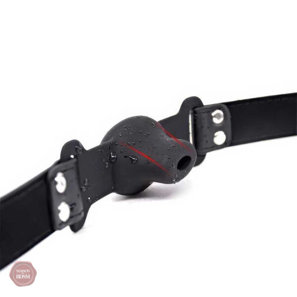 Accessoire de soumission : bâillon avec ouverture pratique