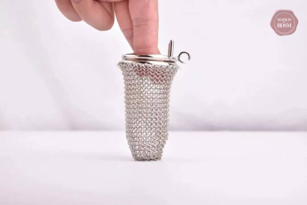 Cage de chasteté en maille pour une expérience de soumission