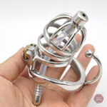 Cage de chasteté en métal pour un contrôle optimal