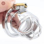 Accessoire de chasteté masculin, design en métal robuste