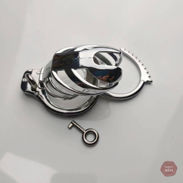 Menottes métalliques ajoutées à la cage de chasteté