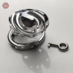 Accessoire de chasteté en métal avec menottes intégrées