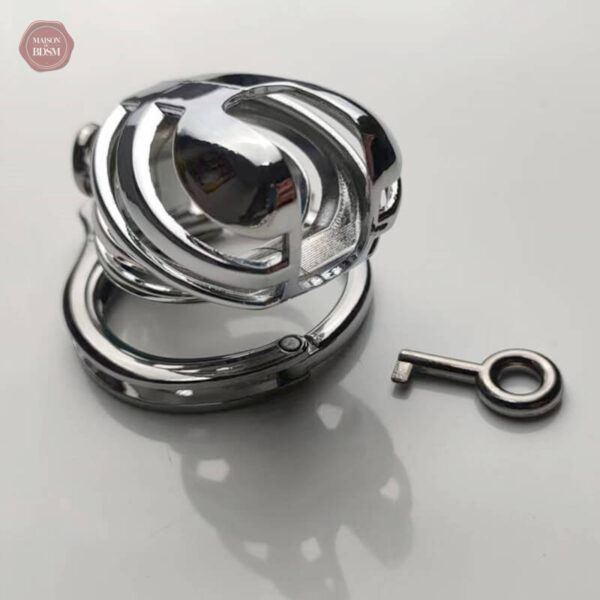 Accessoire de chasteté en métal avec menottes intégrées