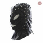 Cagoule cloutée pour pratiques BDSM, design audacieux