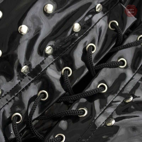 Cagoule avec clous, accessoire incontournable pour le BDSM