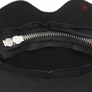 Cagoule en cuir, accessoire pour le plaisir partagé