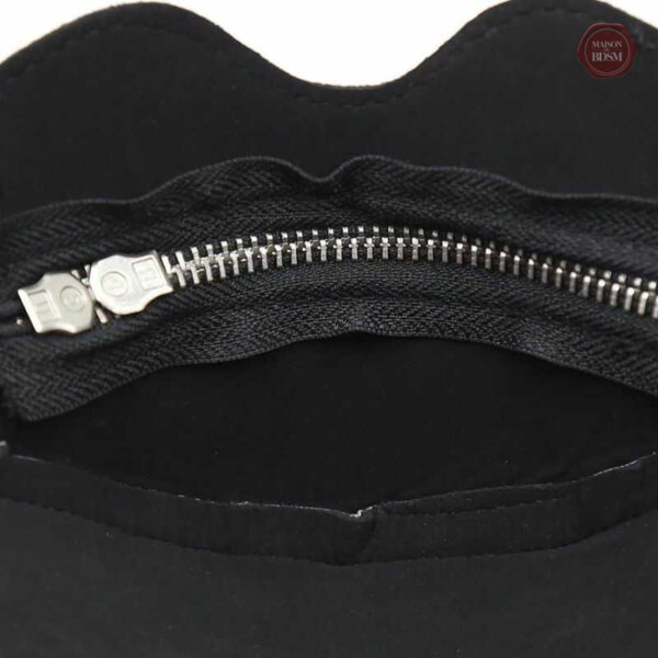 Cagoule en cuir, accessoire pour le plaisir partagé