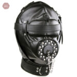 Cagoule noire pour une immersion totale dans le BDSM