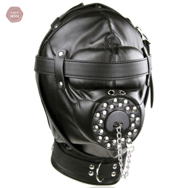 Cagoule noire pour une immersion totale dans le BDSM