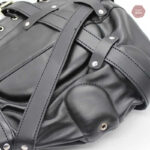 Cagoule de bondage noire pour des sessions de jeu sécurisées