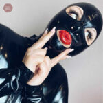 Accessoire BDSM : cagoule latex à deux trous