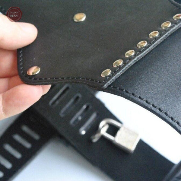 Ceinture de chasteté féminine en cuir