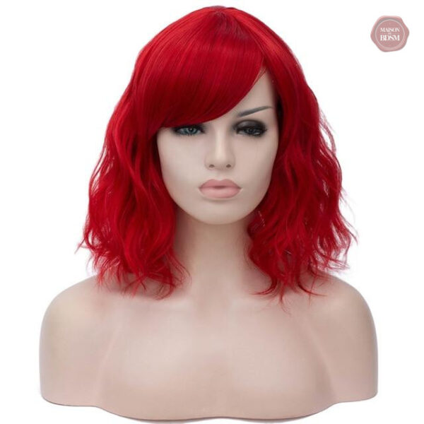 Frange sur cheveux ondulés, style élégant et moderne