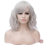 Coiffure courte avec ondulations, ajout de volume naturel