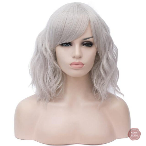 Coiffure courte avec ondulations, ajout de volume naturel