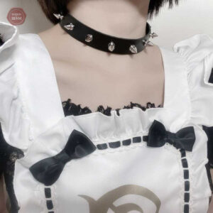 Collier BDSM avec clous décoratifs