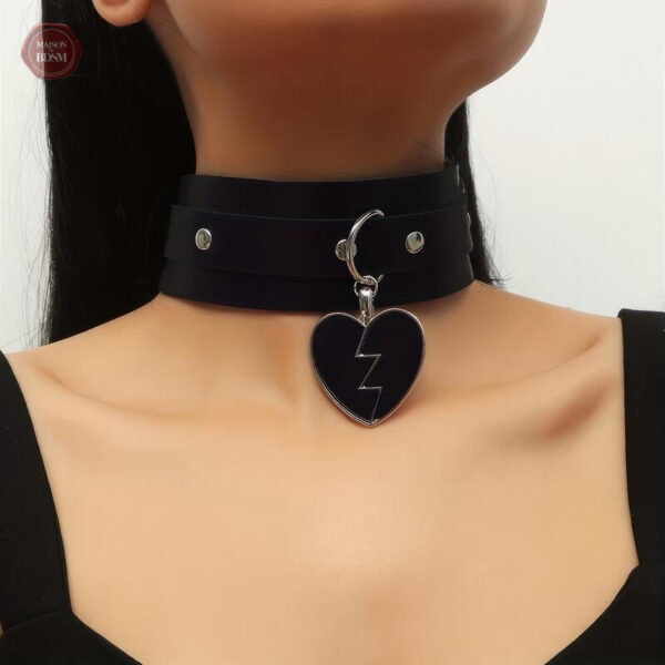 Collier BDSM avec motif de coeur brisé