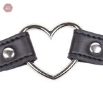 Choker en matériau résistant pour un look audacieux