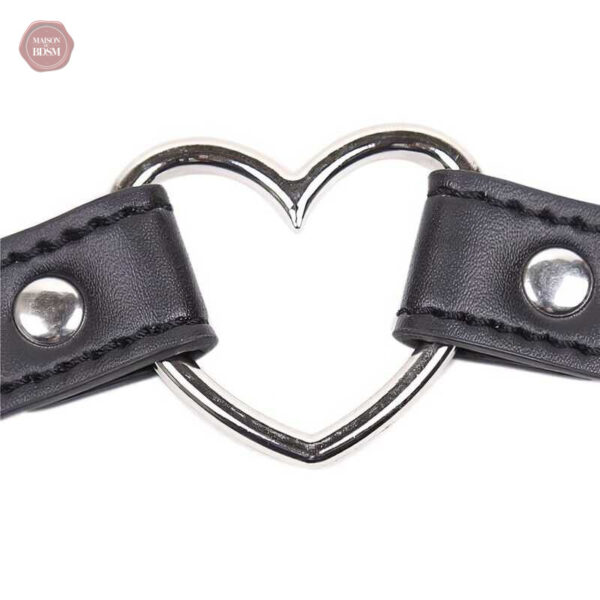 Choker en matériau résistant pour un look audacieux