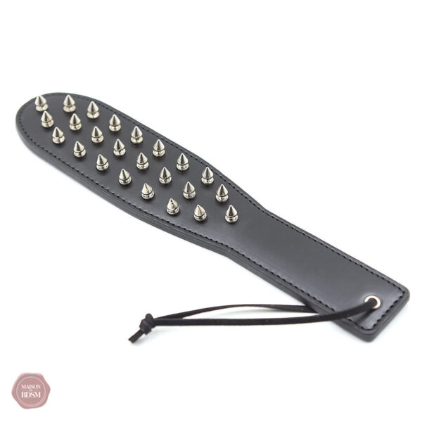 clous-noirs-pointus-bdsm-paddle-fessee-1 Clous noirs pointus paddle BDSM fessée
