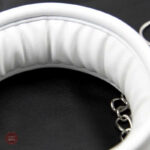 Collier blanc avec laisse pour un style audacieux