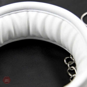 Collier blanc avec laisse pour un style audacieux