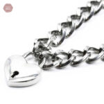 Accessoire BDSM avec chaîne et cadenas