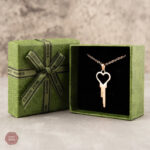 Collier clé en coeur, un bijou de chasteté raffiné
