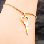 Accessoire chic : collier clé en forme de coeur