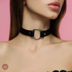 Accessoire subtil pour les adeptes du BDSM, style raffiné