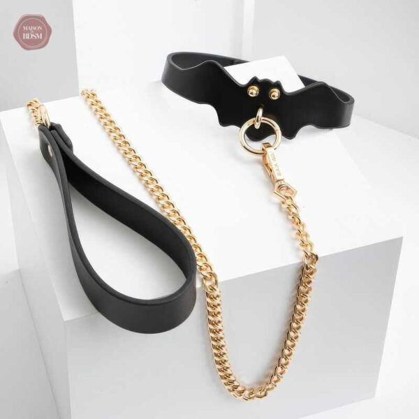 Collier en cuir avec motif de chauve-souris