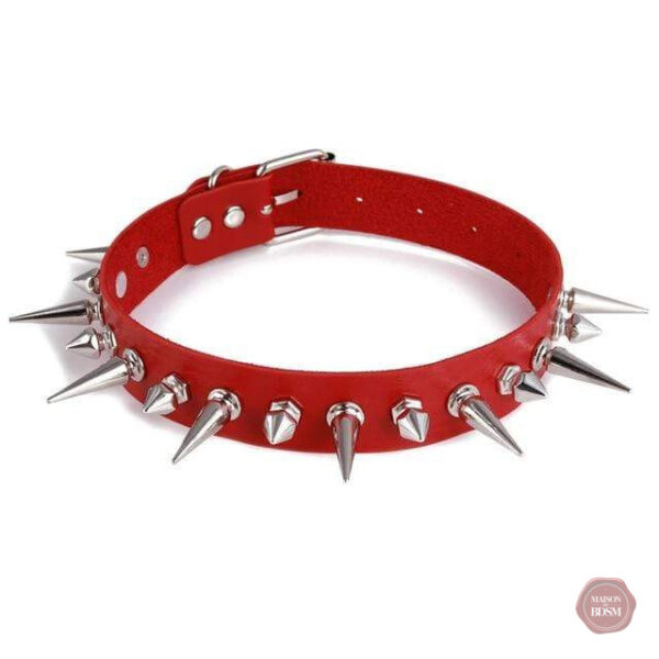 Collier en cuir végan avec décorations pointues