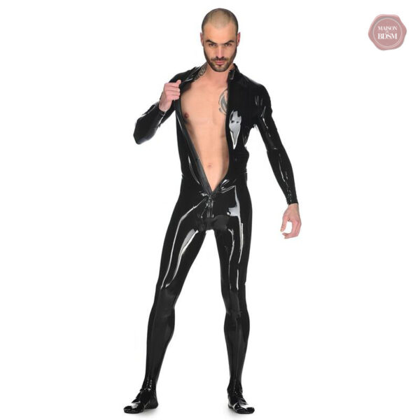 Vêtement en latex avec chaussettes pour un look audacieux