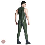 Look audacieux avec combinaison latex sans manches