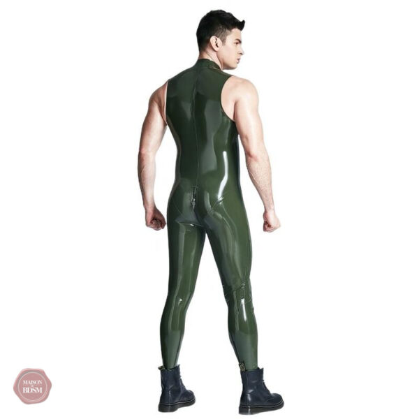 Look audacieux avec combinaison latex sans manches