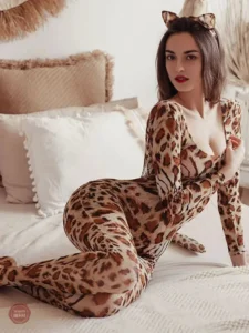 Lingerie léopard sexy avec design dos nu