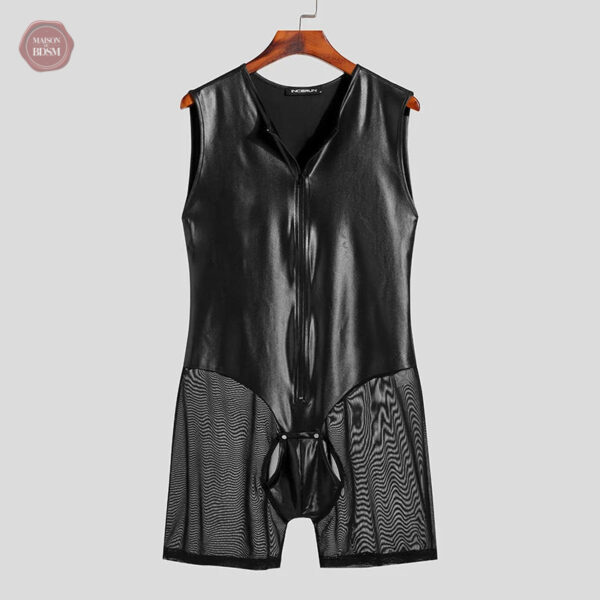 Look audacieux avec combinaison transparente pour homme