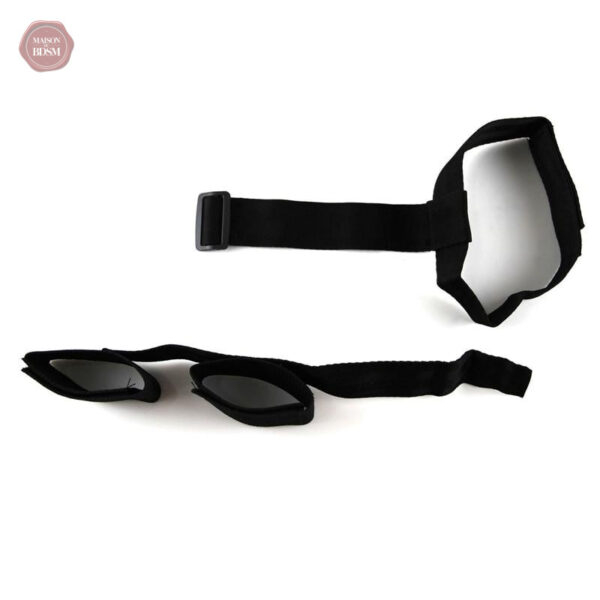 Accessoires BDSM : menottes et collier en cuir doux