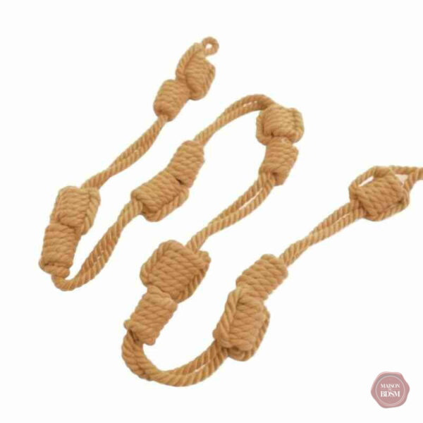 Corde de bondage nouée, idéale pour les pratiques BDSM