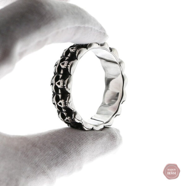 Style unique : anneau de gland inspiré par l'esthétique gothique