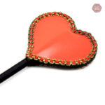 Paddle BDSM décoré d'un motif cœur, idéal pour la soumission