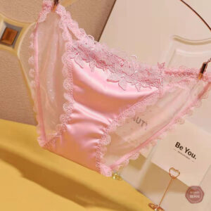 Culotte satinée et dentelle brodée élégante