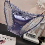 Culotte en satin avec broderies délicates