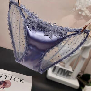 Culotte en satin avec broderies délicates