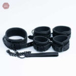 Collier et menottes pour pratiques BDSM